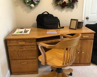 Oak Desk w/Chair, Wreaths