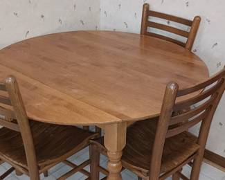 Nice Kitchen Table with 4 Chairs