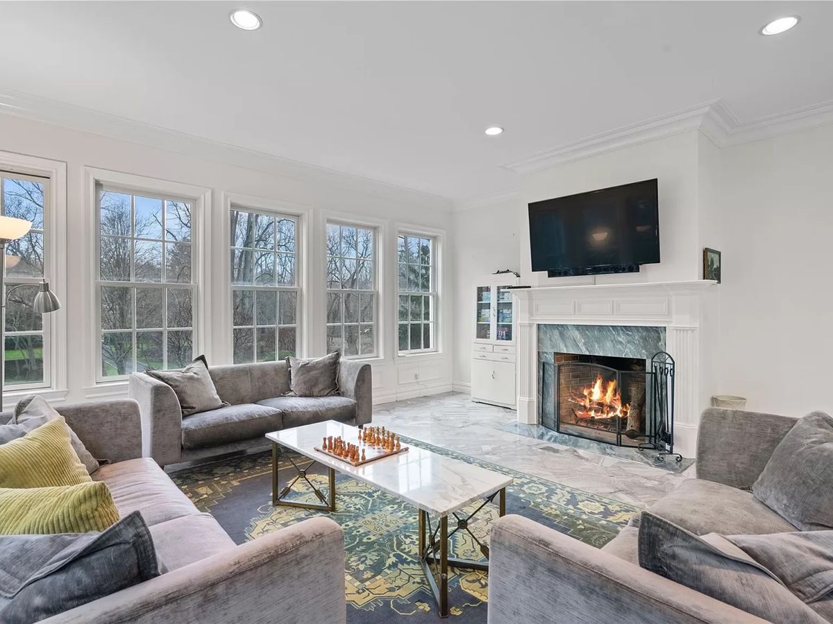 QUALITY HOME FURNISHINGS 