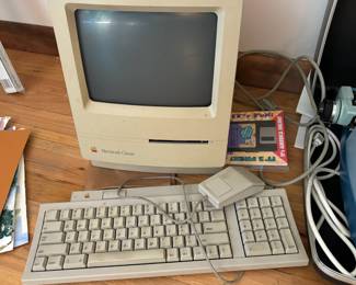 Vintage 1991 APPLE MACINTOSH Classic II Computer with Mouse & Keyboard