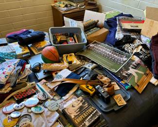 Assorted collectibles including Mariners and others