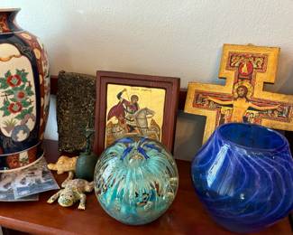 A closer photos of the paperweight, glass vase and other items