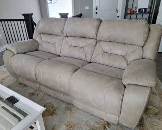 HOME STRETCH ZERO GRAVITY CUSTOM COMFORT DUAL RECLINING SOFA WITH POWER HEADREST, LUMBAR & FOOTREST.  ZERO GRAVITY  MECHANISM HELPS REDUCE  PAIN IN THE BACK AND HIPS