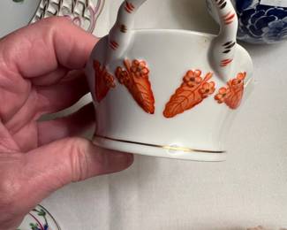 2 Handle small basket
Chinese Bouquet Rust
Herend