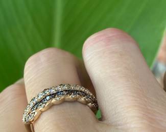 C- $360 - Le Vian 14kt yellow gold cluster, band scalloped edge. diamonds. 3.5 grams. size 7 