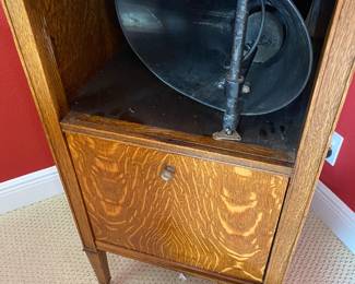 #8 - $450- Edison S19 Oak phonograph 19 1/2 square 