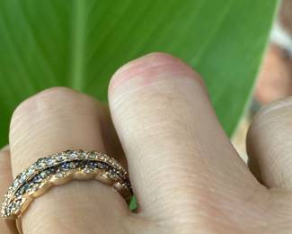 C- $360 - Le Vian 14kt yellow gold cluster, band scalloped edge. diamonds. 3.5 grams. size 7 