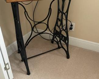 #49 $90 sewing machine table 25x16x28