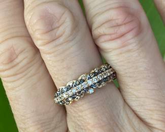 C- $360 - Le Vian 14kt yellow gold cluster, band scalloped edge. diamonds. 3.5 grams. size 7 