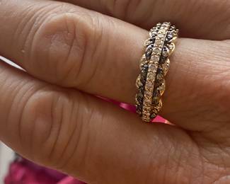 C- $360 - Le Vian 14kt yellow gold cluster, band scalloped edge. diamonds. 3.5 grams. size 7 