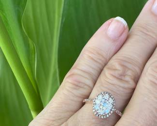 E- $250 Approx 1 ct cluster ring - 10 kt gold 2.39 gr - size 7 