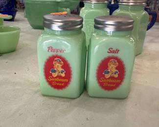 JADEITE SALT AND PEPPER SUNBEAM BREAD