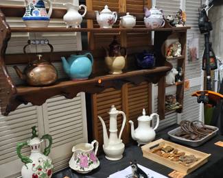 SHELF / PITCHERS / TEAPOTS