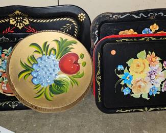 VINTAGE DECORATIVE METAL TRAYS