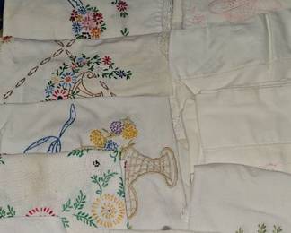 VINTAGE LINENS LOT