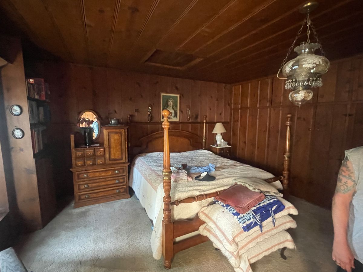 BEAUTIFUL BEDROOM SET VICTORIAN AND BEAUTIFUL!