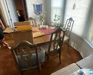 A beautiful dining room set "Drexel?" 6 chairs, nicely upholstered w/ 1 leaf and table pads. Priced to move!