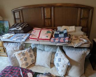 QUILTS & PILLOWS