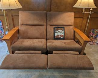 EACH SIDE RECLINES SEPARATELY