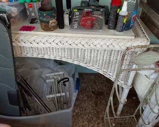 Foyer White Wicker, needs glass for the top