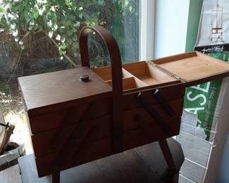 VTG fold out Sewing Basket
