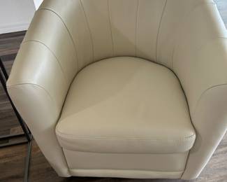 Natuzzi Leather Cream colored Barrel/Bucket chair