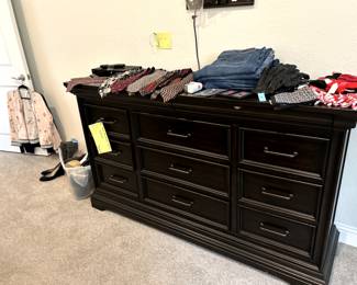 Home Meridian Int'l Dresser
