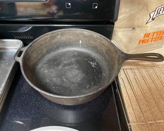 No 8 made in USA cast iron chicken fryer pan