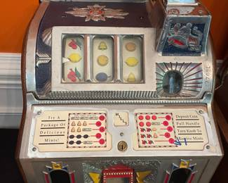 Mills novelty company slot machine - includes original keys