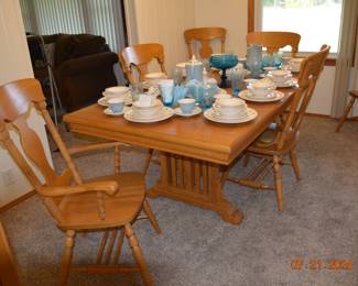 Nice mission oak dining set with leaf, 2 arm chairs and 4 side chairs