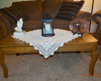 Very nice coffee table and decor