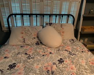queen iron bed set. More pictures will be posted.