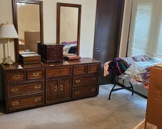 Bedroom furniture and quilts