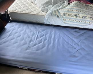 Excellent condition basic twin trundle. Possibly never used includes mattresses