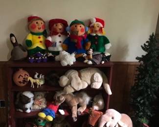 many stuffed animals, lots of christmas