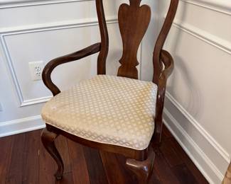 Universal Furniture Dining Chairs (4 Side Chairs & 2 Armchairs)