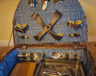 Fun specialty "picnic basket"