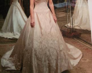 Magnificent wedding dress...
Size 6