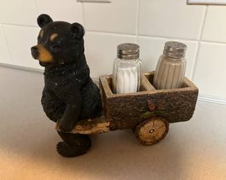 Bear caddy w salt & pepper shakers