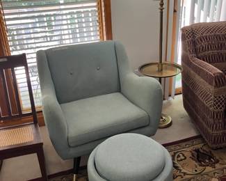 Chair w ottoman, Rembrandt lamp w table
