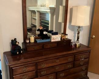 Dresser w mirror and 11 drawers, Mobel Furniture
