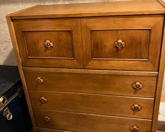 Chest w 5 dovetailed drawers, Dixie Furniture