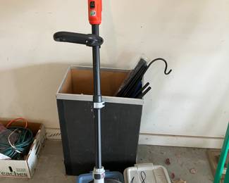 Black & Decker battery powered weed eater w charger