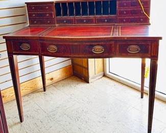 Lovely Hepplewhite desk