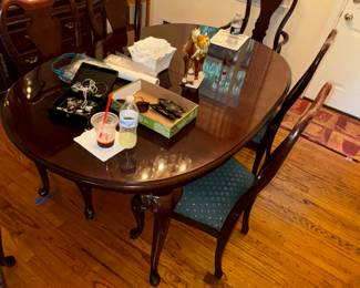 Pretty Thomasville diningroom set  table has several extra leaves so it almost doubles in size. Great for huge family celebrations!