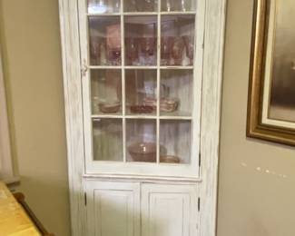 Corner cabinet