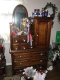 Beautiful Pulaski Bedroom Set with 4 poster bed!