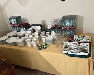 Pfaltzgraff "Winterberry" - complete set with many extra pieces!