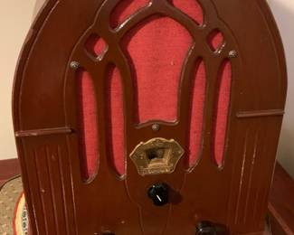 Antique tube radio