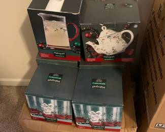 Pfaltzgraff Winterberry dishes - Lots of pieces!